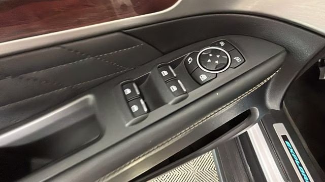 2017 White Platinum Clearcoat Metallic Ford Explorer Platinum 4X4 SUV