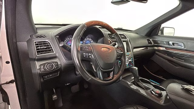 2017 White Platinum Clearcoat Metallic Ford Explorer Platinum 4X4 SUV