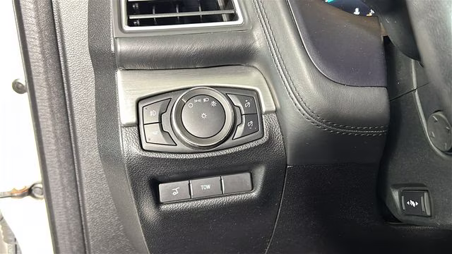 2017 White Platinum Clearcoat Metallic Ford Explorer Platinum 4X4 SUV