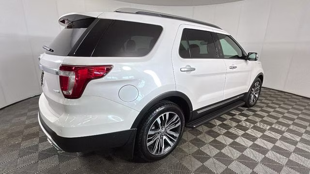 2017 White Platinum Clearcoat Metallic Ford Explorer Platinum 4X4 SUV