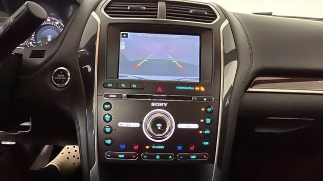 2017 White Platinum Clearcoat Metallic Ford Explorer Platinum 4X4 SUV