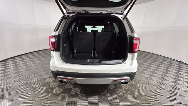 2017 White Platinum Clearcoat Metallic Ford Explorer Platinum 4X4 SUV