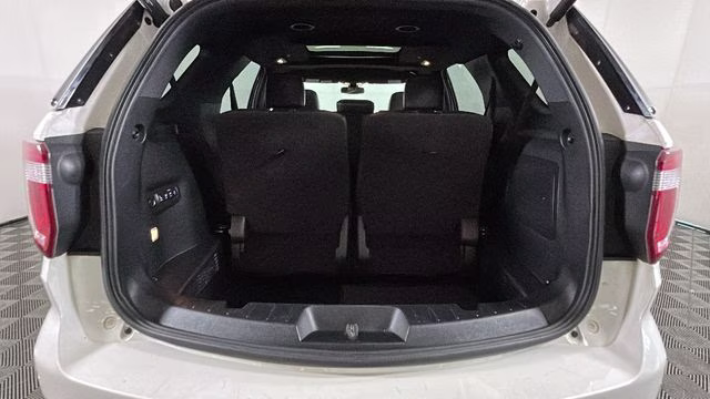 2017 White Platinum Clearcoat Metallic Ford Explorer Platinum 4X4 SUV