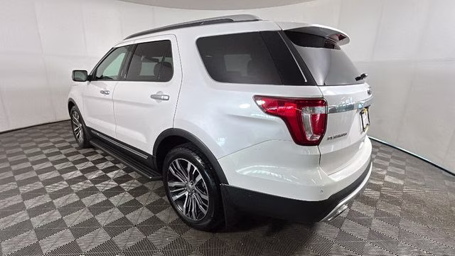 2017 White Platinum Clearcoat Metallic Ford Explorer Platinum 4X4 SUV