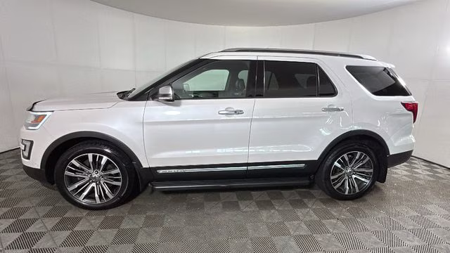 2017 White Platinum Clearcoat Metallic Ford Explorer Platinum 4X4 SUV