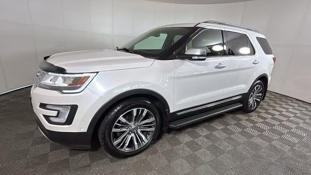 2017 White Platinum Clearcoat Metallic Ford Explorer Platinum 4X4 SUV
