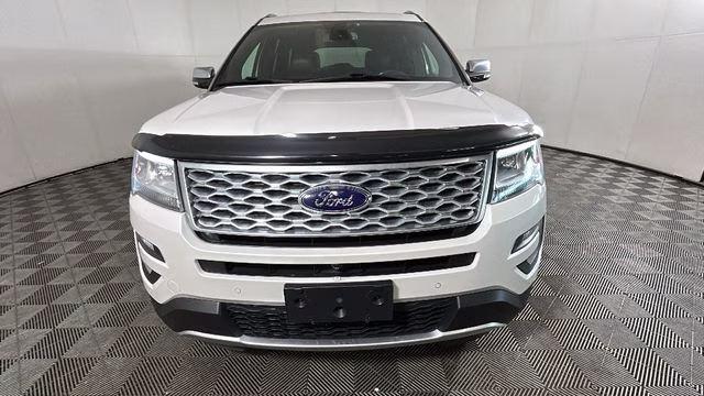 2017 White Platinum Clearcoat Metallic Ford Explorer Platinum 4X4 SUV