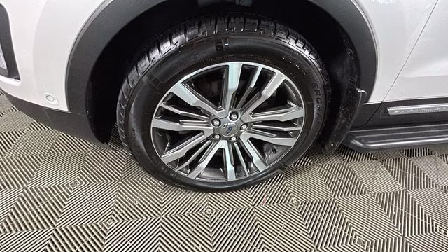 2017 White Platinum Clearcoat Metallic Ford Explorer Platinum 4X4 SUV