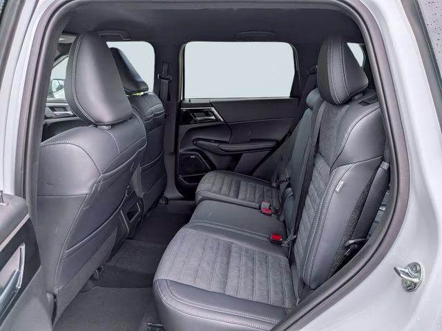 2026 White Diamond Mitsubishi Outlander LE FWD SUV