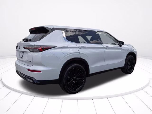 2026 White Diamond Mitsubishi Outlander LE FWD SUV