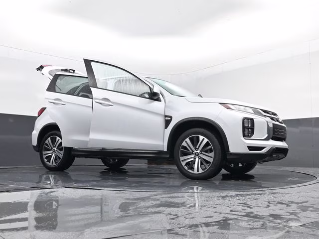 2024 White Mitsubishi Outlander Sport 2.0 ES 4X4 SUV