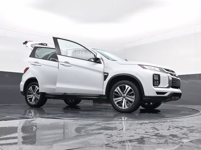 2024 White Mitsubishi Outlander Sport 2.0 ES 4X4 SUV