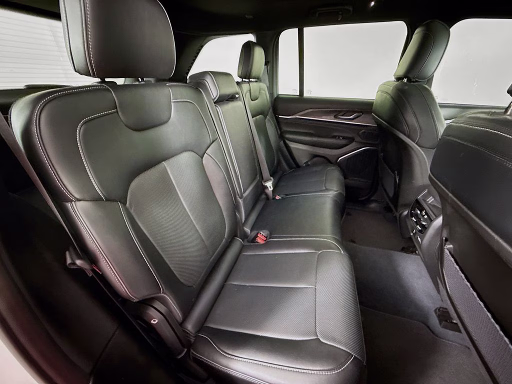 2023 Bright White Clearcoat Jeep Grand Cherokee Overland 4X4 SUV