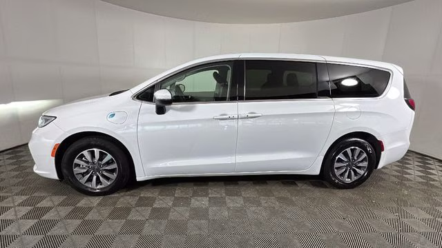 2023 Bright White Clearcoat Chrysler Pacifica Hybrid Touring L FWD Van