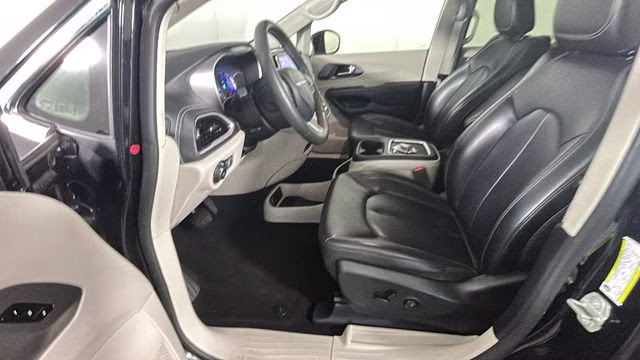2023 Brilliant Black Crystal Pearlcoat Chrysler Pacifica Hybrid Touring L FWD Van