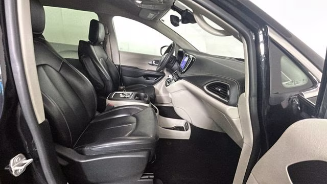 2023 Brilliant Black Crystal Pearlcoat Chrysler Pacifica Hybrid Touring L FWD Van
