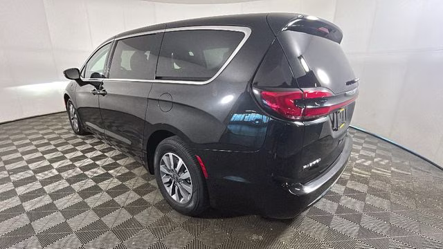 2023 Brilliant Black Crystal Pearlcoat Chrysler Pacifica Hybrid Touring L FWD Van
