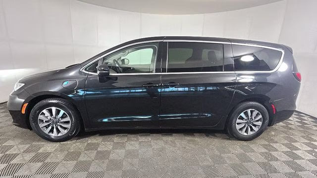 2023 Brilliant Black Crystal Pearlcoat Chrysler Pacifica Hybrid Touring L FWD Van