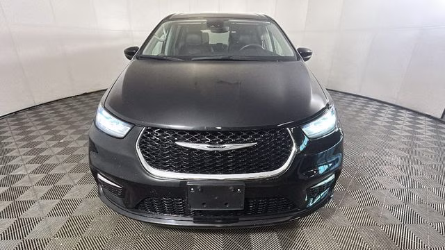 2023 Brilliant Black Crystal Pearlcoat Chrysler Pacifica Hybrid Touring L FWD Van