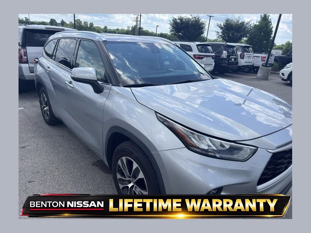 2020 Blue Toyota Highlander XLE FWD SUV