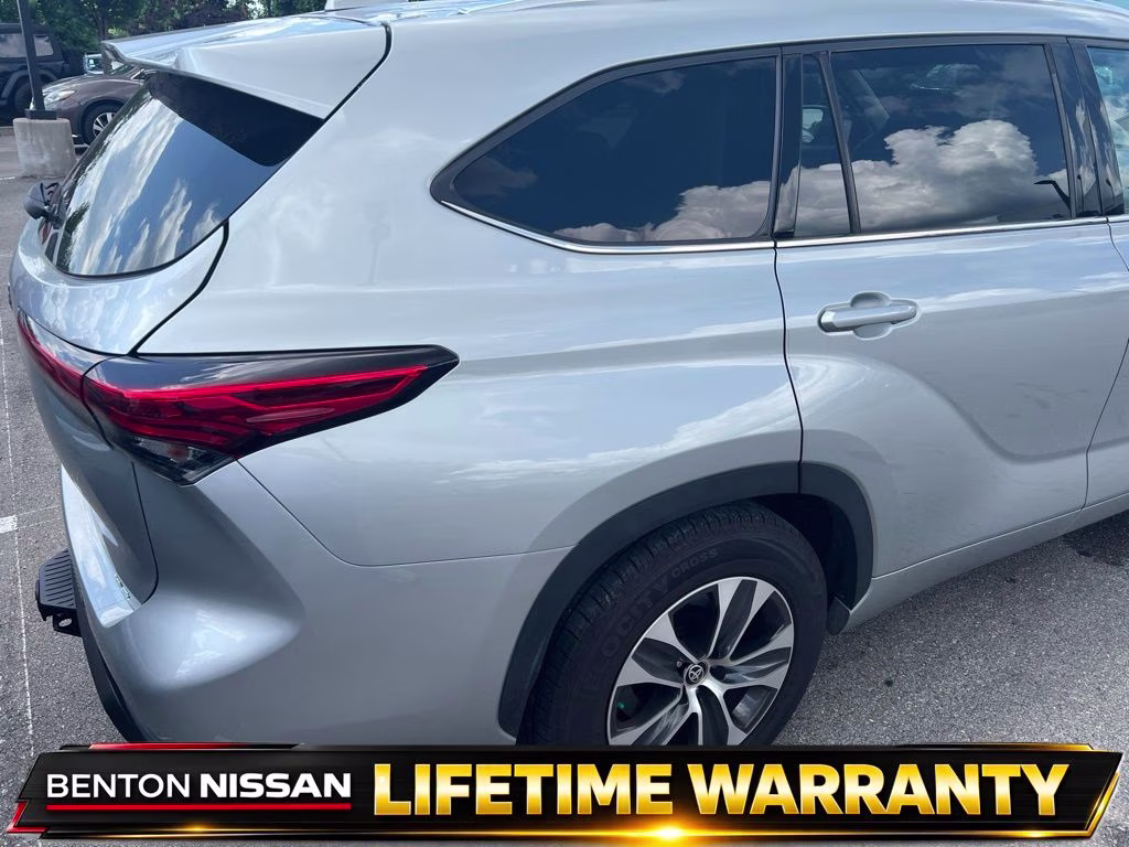 2020 Blue Toyota Highlander XLE FWD SUV