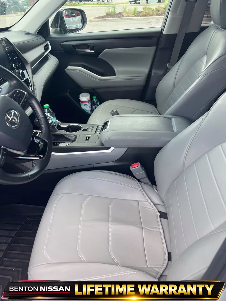 2020 Blue Toyota Highlander XLE FWD SUV