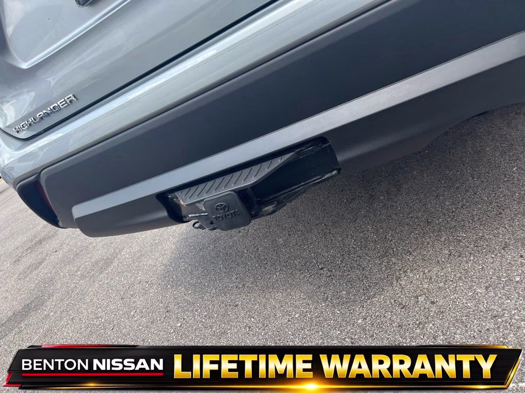 2020 Blue Toyota Highlander XLE FWD SUV