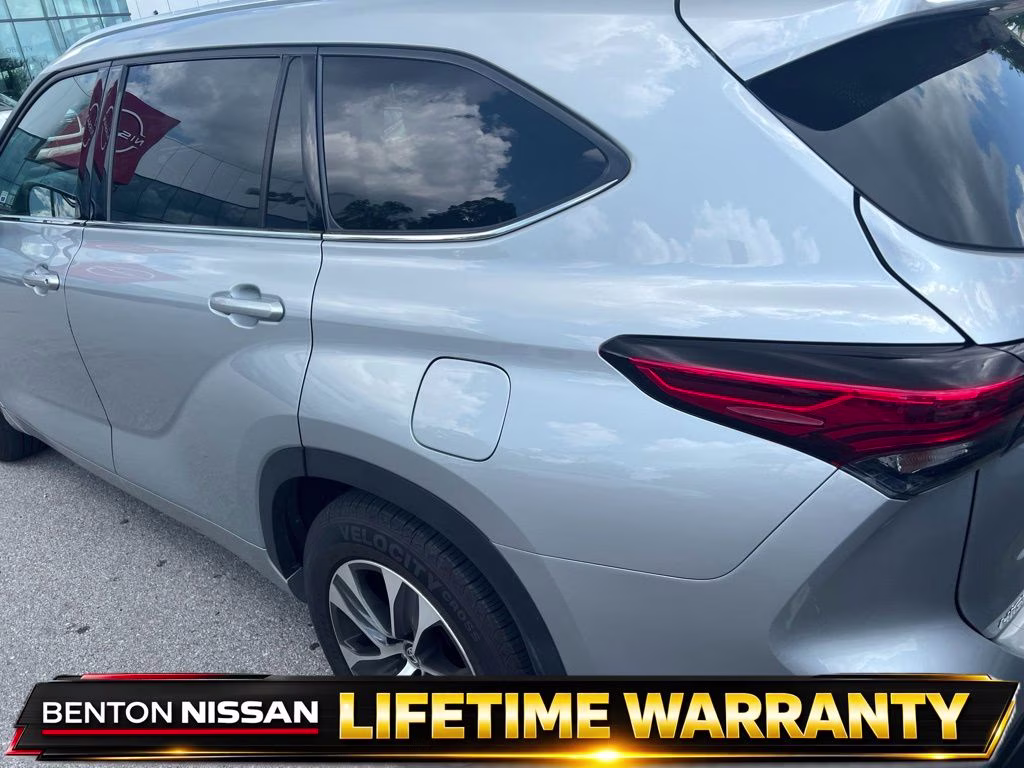 2020 Blue Toyota Highlander XLE FWD SUV