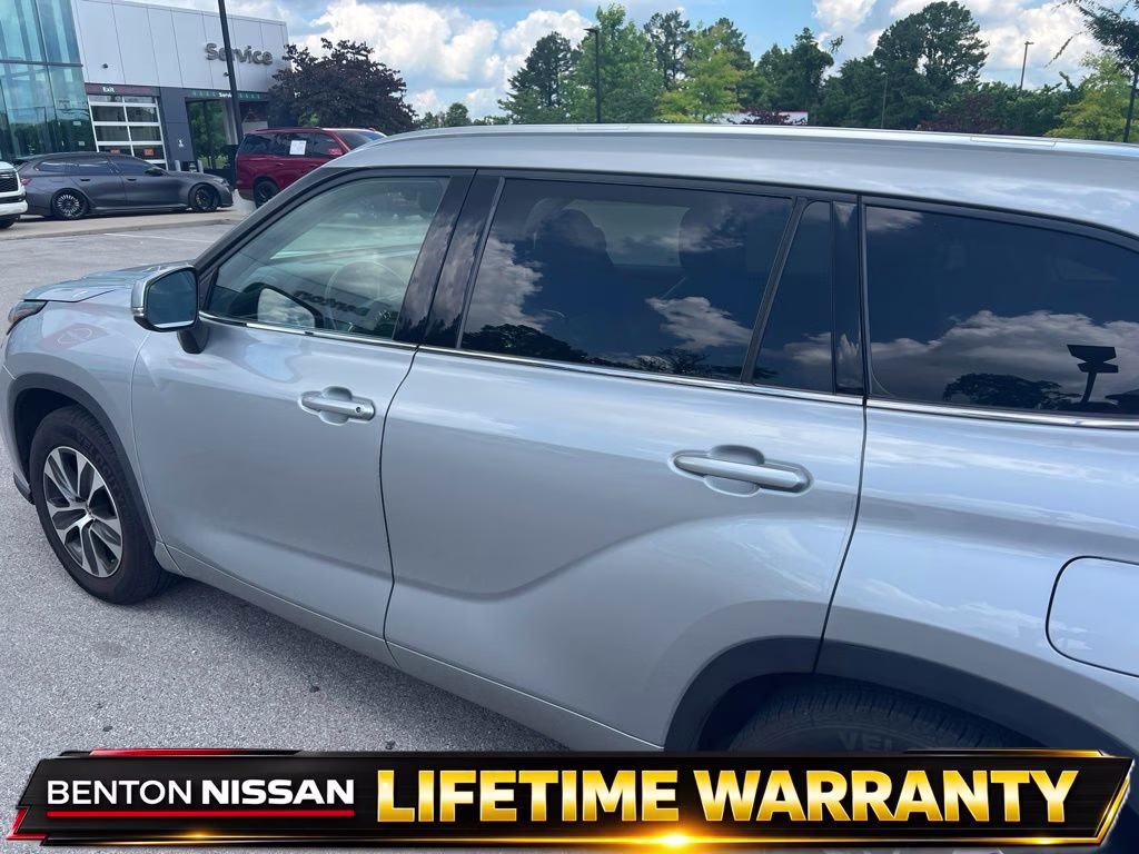 2020 Blue Toyota Highlander XLE FWD SUV