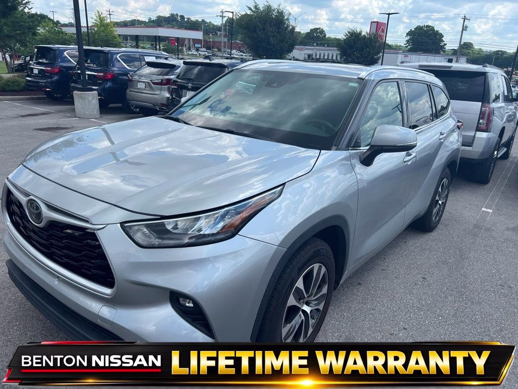 2020 Blue Toyota Highlander XLE FWD SUV