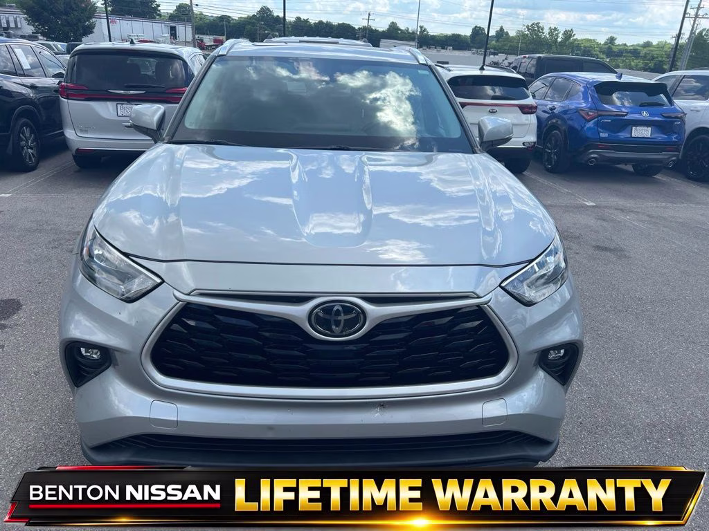 2020 Blue Toyota Highlander XLE FWD SUV