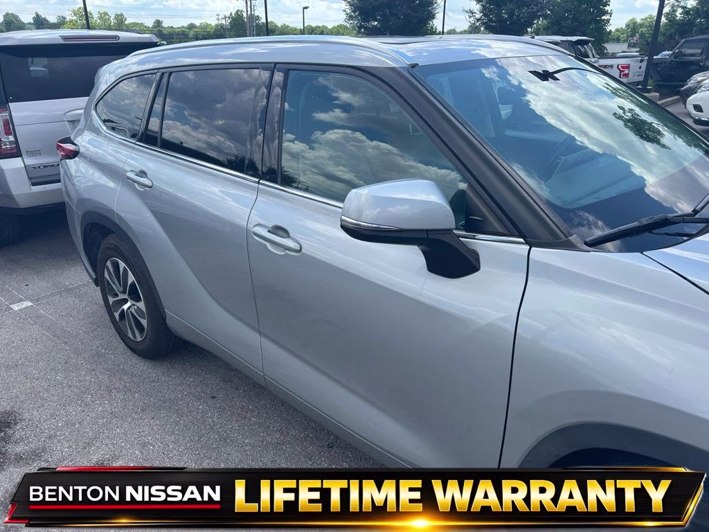 2020 Blue Toyota Highlander XLE FWD SUV
