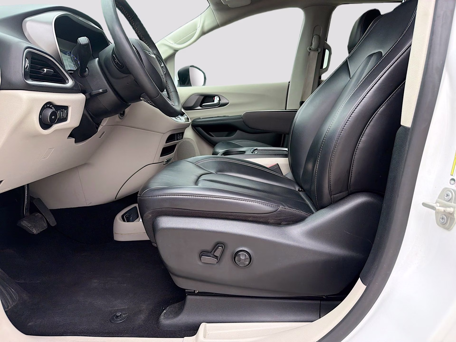 2023 Bright White Clearcoat Chrysler Pacifica Touring L FWD Van
