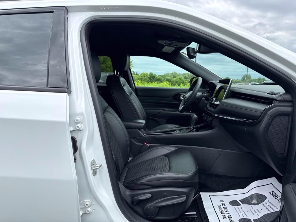 2025 Bright White Clearcoat Jeep Compass Latitude 4X4 SUV