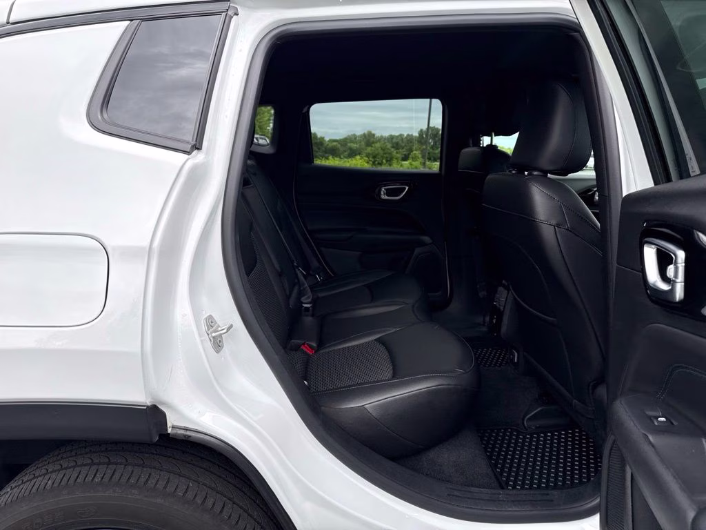 2025 Bright White Clearcoat Jeep Compass Latitude 4X4 SUV