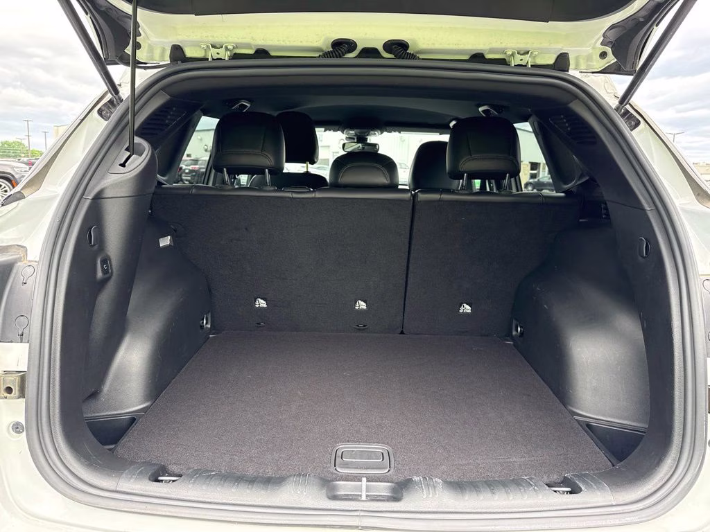 2025 Bright White Clearcoat Jeep Compass Latitude 4X4 SUV