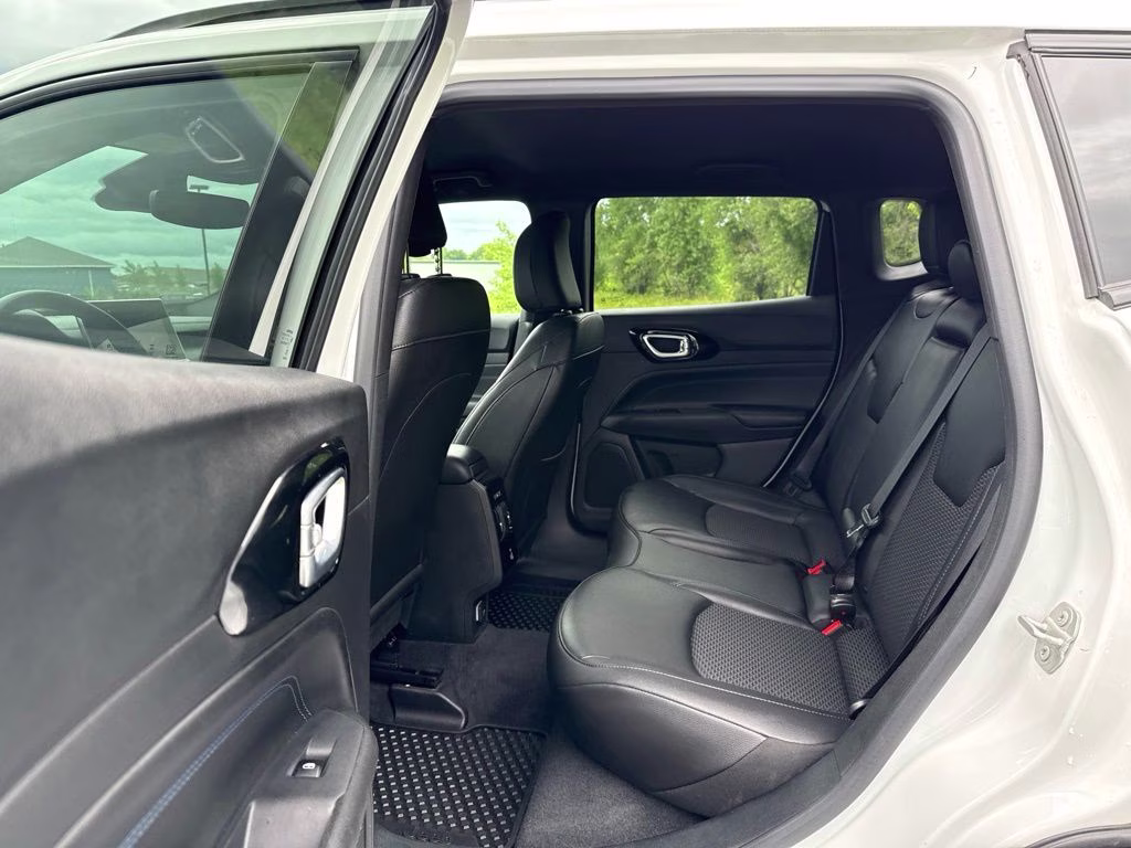 2025 Bright White Clearcoat Jeep Compass Latitude 4X4 SUV