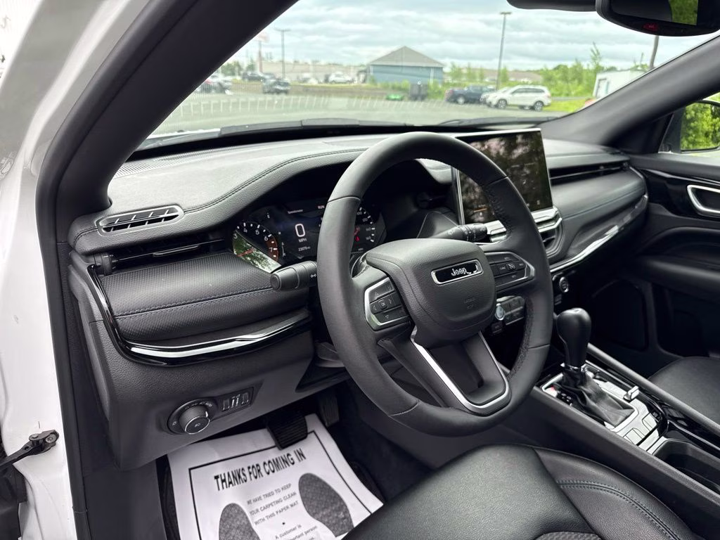 2025 Bright White Clearcoat Jeep Compass Latitude 4X4 SUV