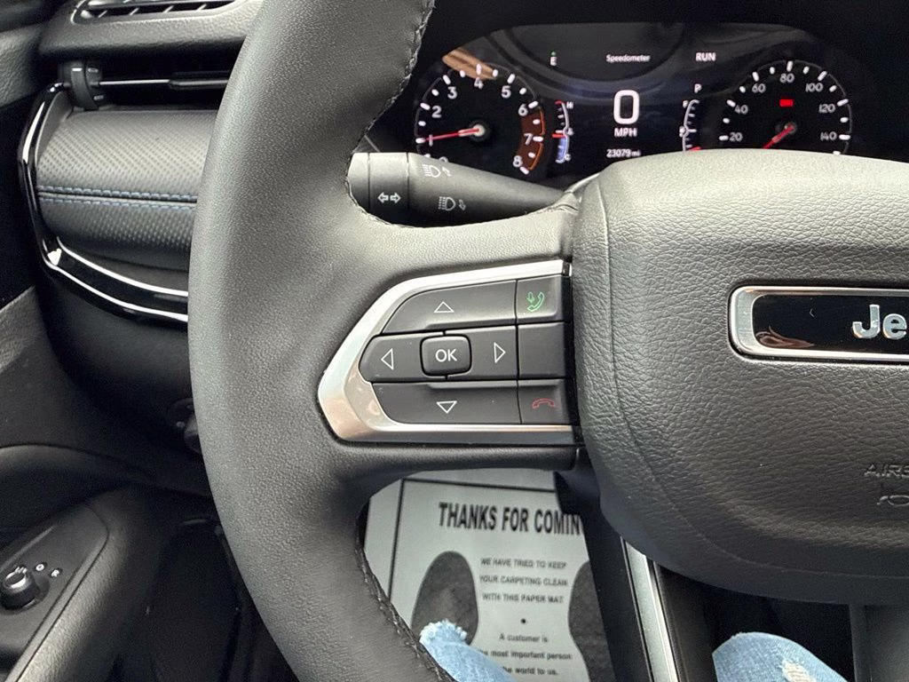 2025 Bright White Clearcoat Jeep Compass Latitude 4X4 SUV
