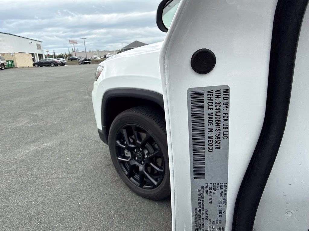 2025 Bright White Clearcoat Jeep Compass Latitude 4X4 SUV