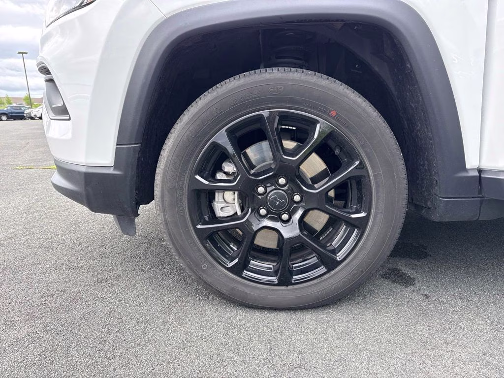 2025 Bright White Clearcoat Jeep Compass Latitude 4X4 SUV