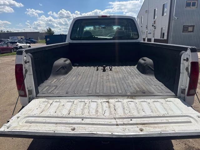 1999 White Ford Super Duty F-250 XLT 4X4 Truck
