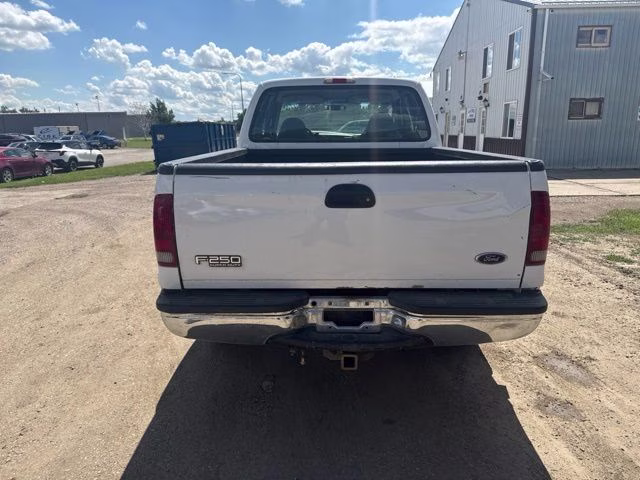1999 White Ford Super Duty F-250 XLT 4X4 Truck