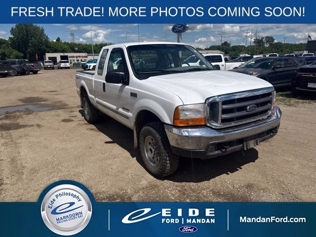 1999 White Ford Super Duty F-250 XLT 4X4 Truck