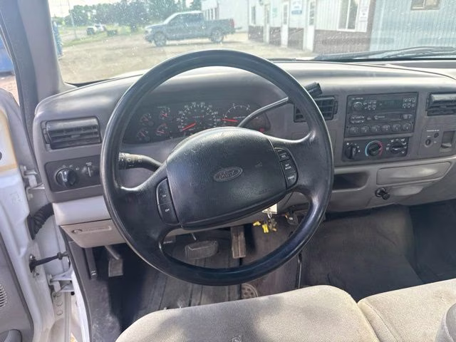1999 White Ford Super Duty F-250 XLT 4X4 Truck