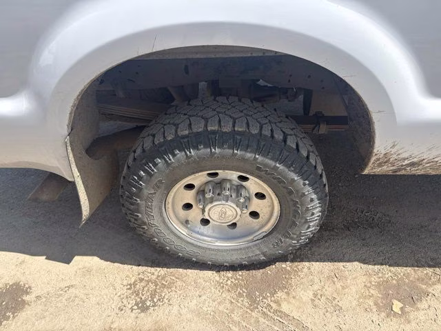 1999 White Ford Super Duty F-250 XLT 4X4 Truck