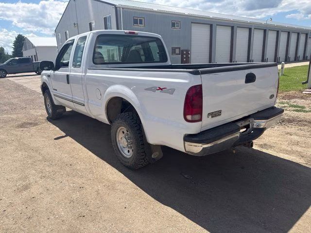 1999 White Ford Super Duty F-250 XLT 4X4 Truck