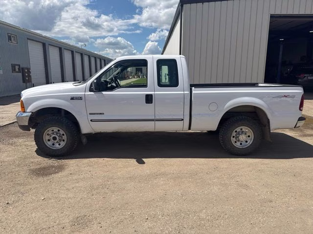 1999 White Ford Super Duty F-250 XLT 4X4 Truck