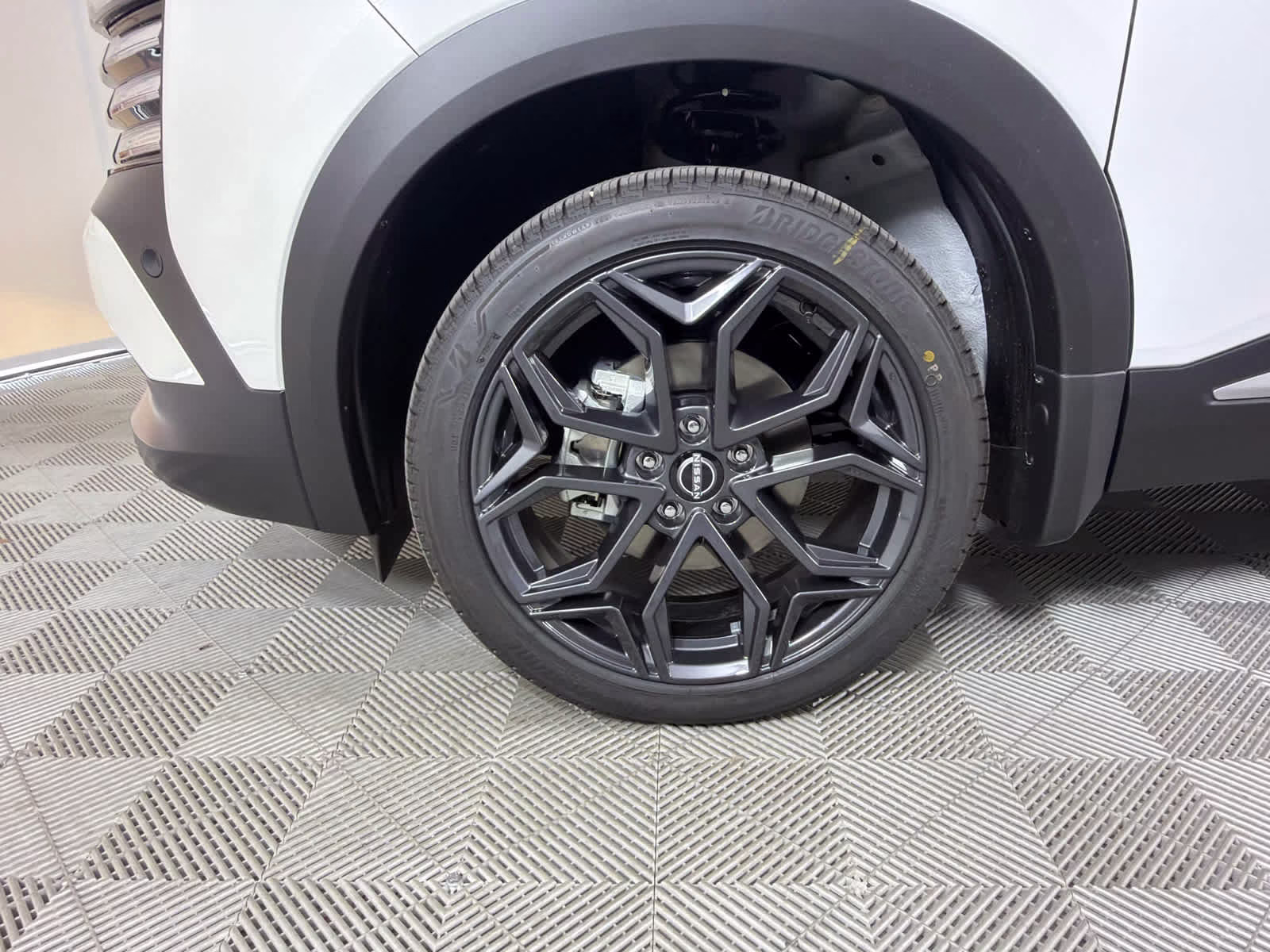 2026 Aspen White Tricoat/Super Black Nissan Kicks SR FWD SUV