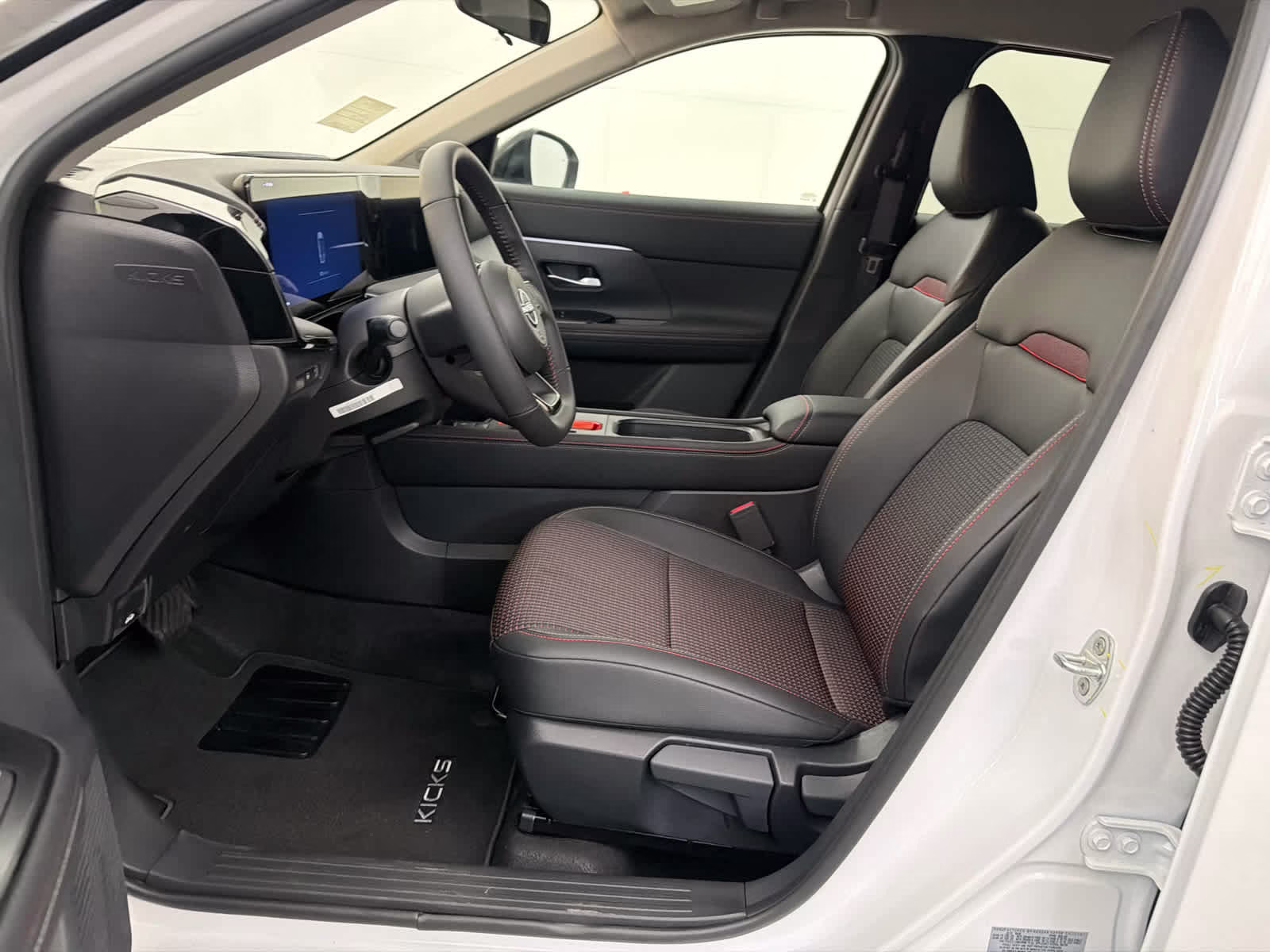 2026 Aspen White Tricoat/Super Black Nissan Kicks SR FWD SUV